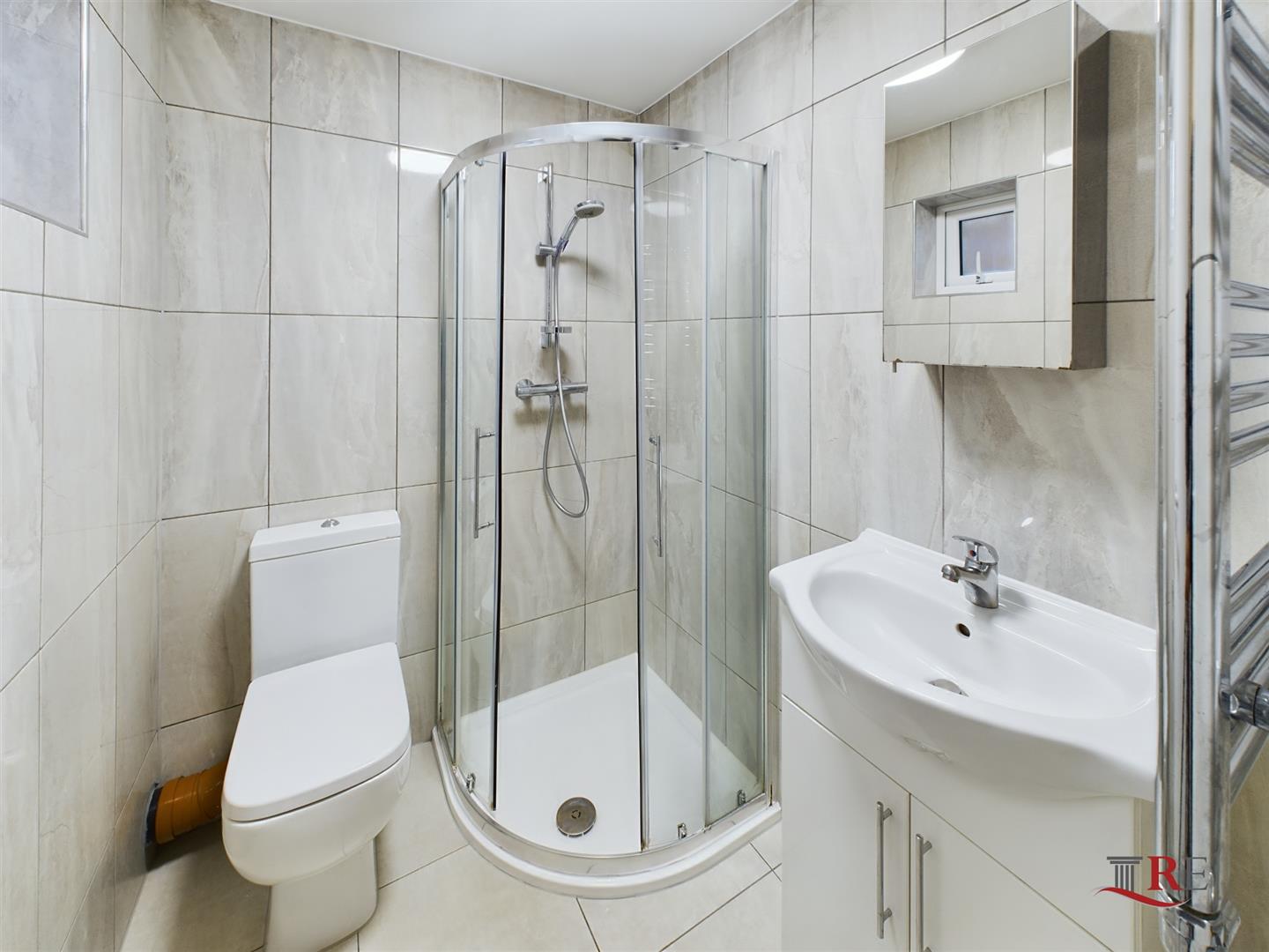 Room Denzil Road in Greater London