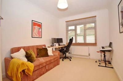 Flat Elm Park Road in Greater London