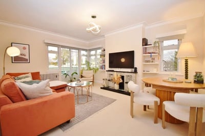 Flat Elm Park Road in Greater London