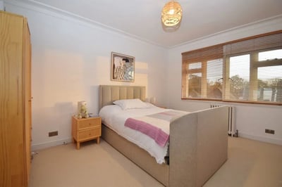 Flat Elm Park Road in Greater London