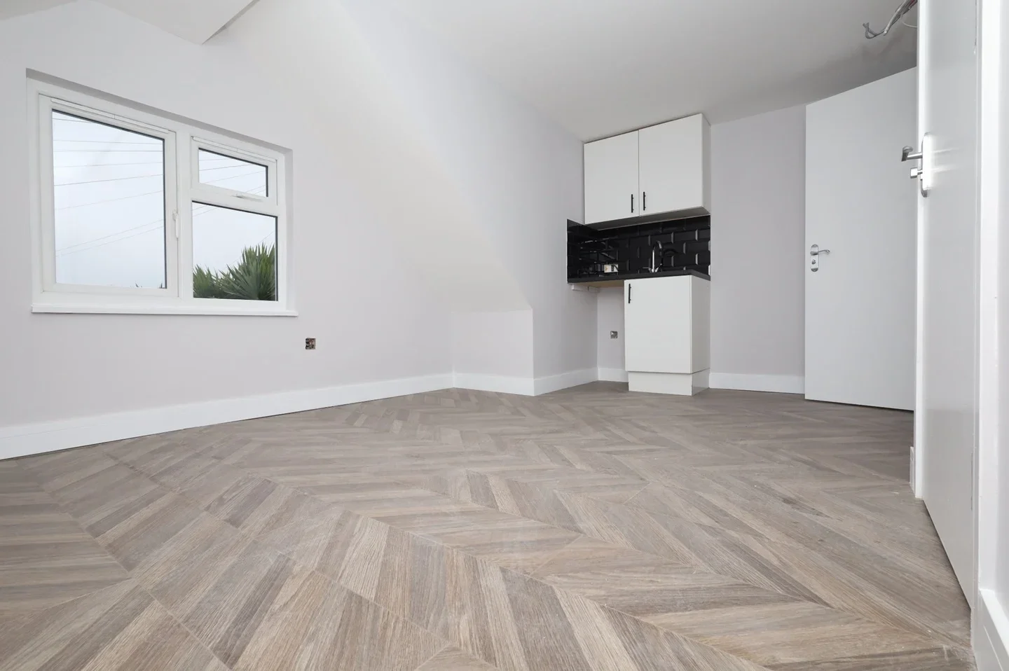 Flat Doris Road in Borough of Spelthorne