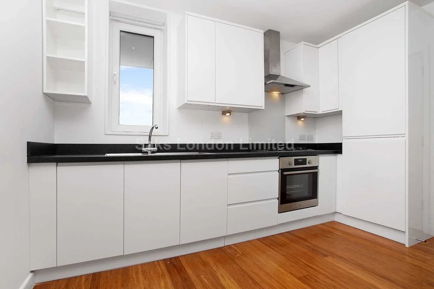 Flat Robinson Road in Greater London