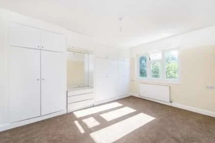 Flat Robinson Road in Greater London