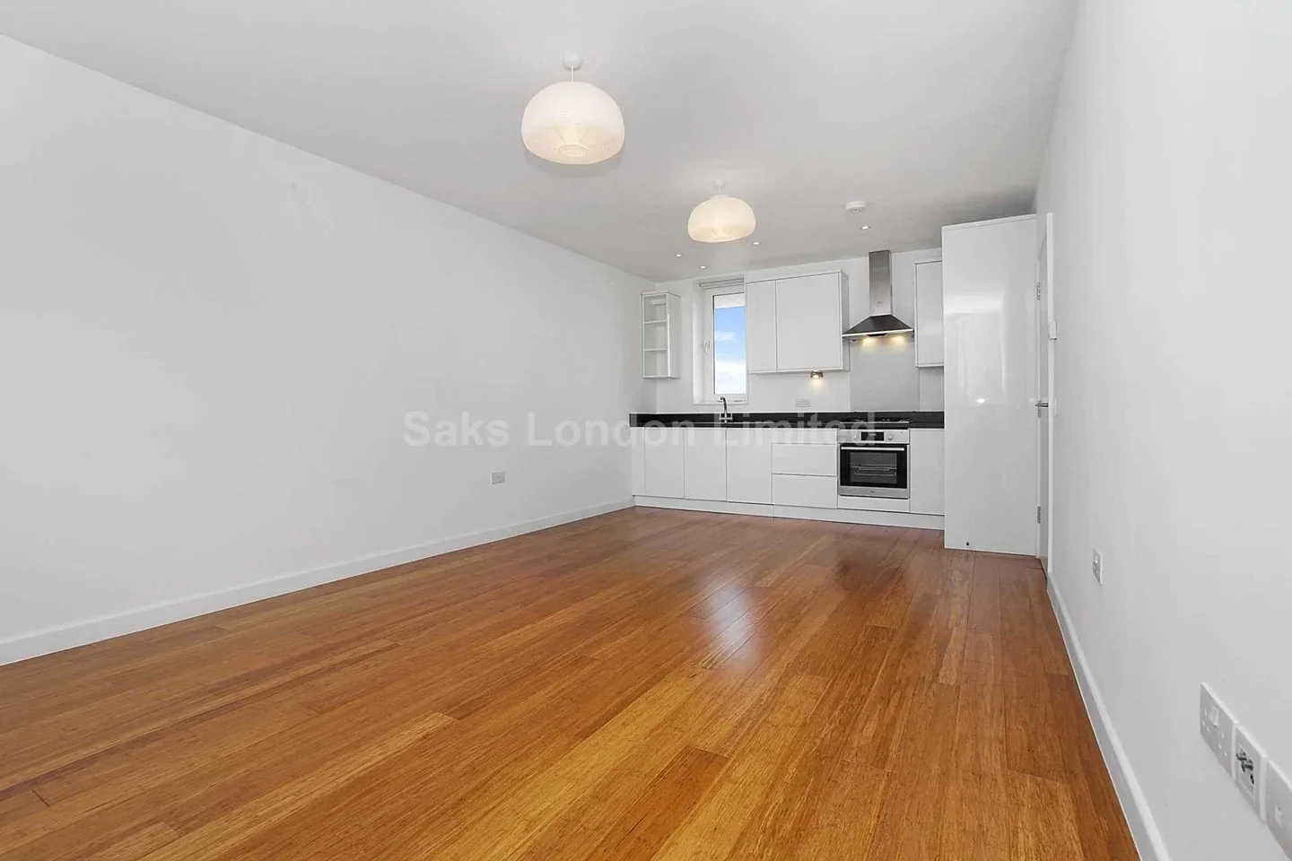 Flat Robinson Road in Greater London
