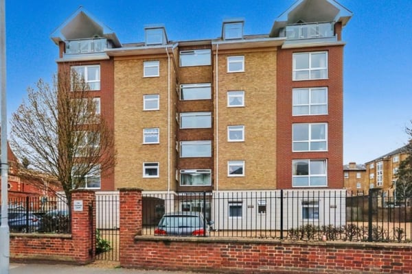 Flat Maple Road in Greater London