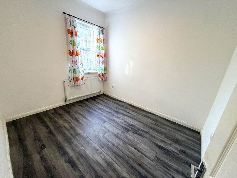 Room Eastern Avenue in Greater London