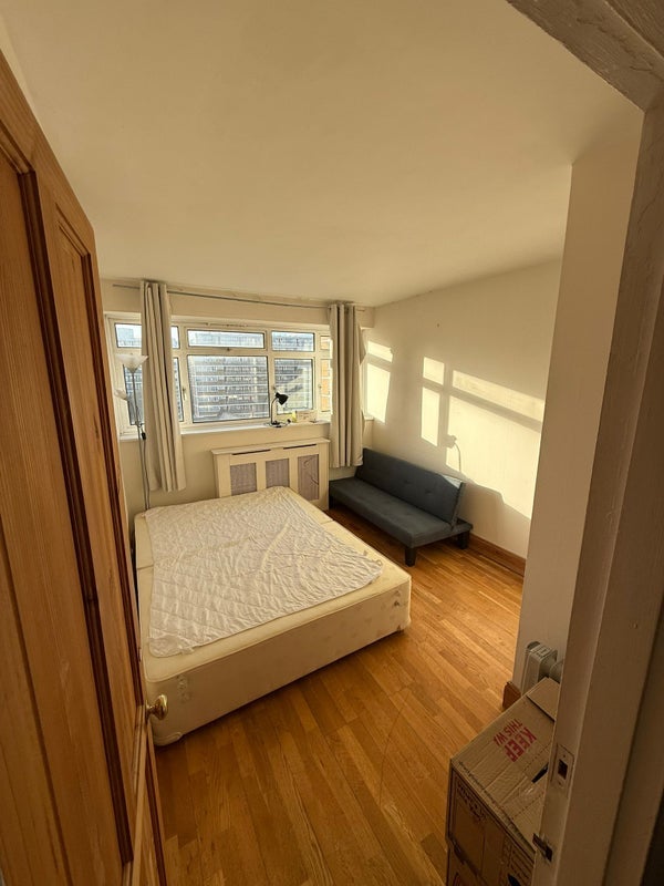Room Churchill Gardens Road in City of Westminster