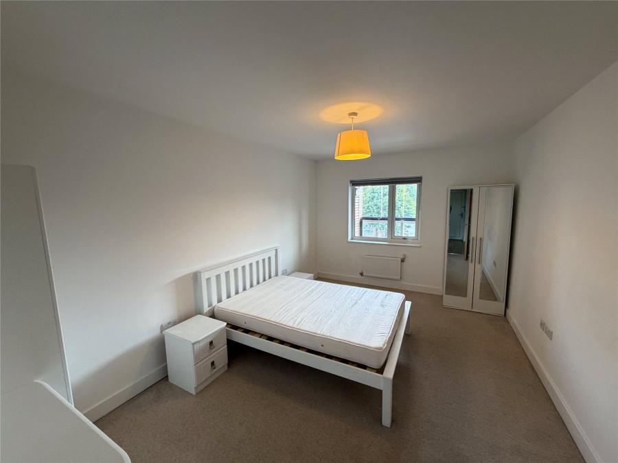Flat Bowes Road in Greater London