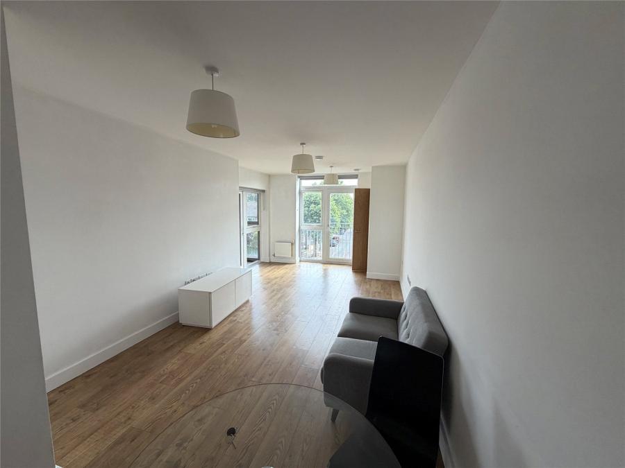 Flat Bowes Road in Greater London