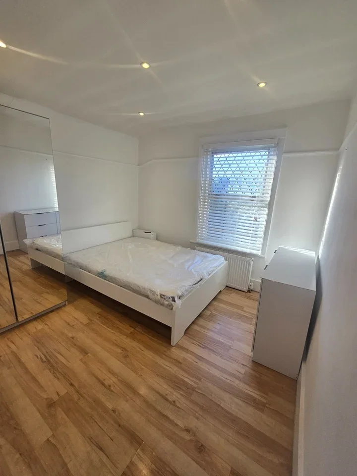 Room Leyton Park Road in Greater London