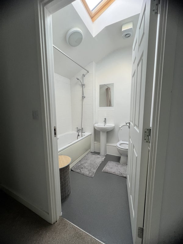 Flat Bramcote Avenue in Manchester