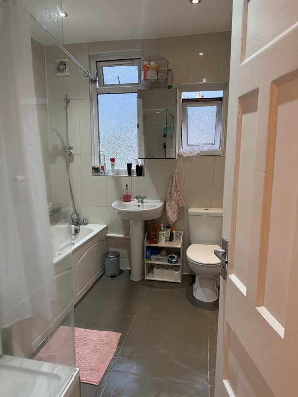 Room Ipswich Road in Greater London