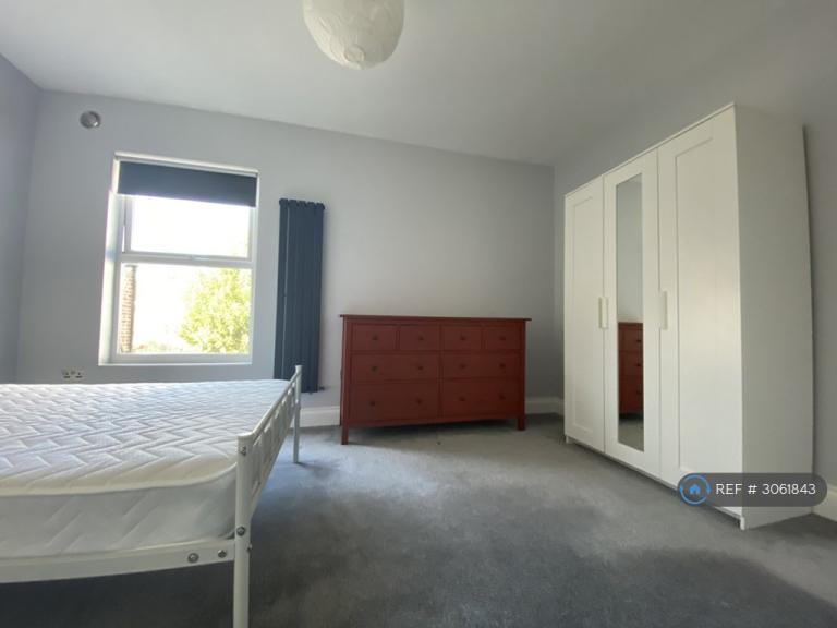 Flat Marian Road in Greater London