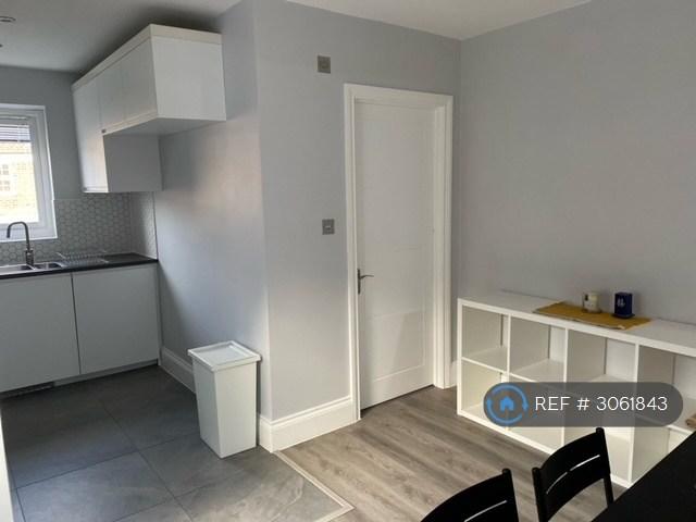 Flat Marian Road in Greater London