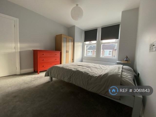 Flat Marian Road in Greater London
