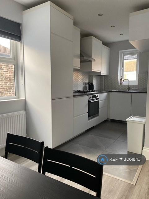 Flat Marian Road in Greater London
