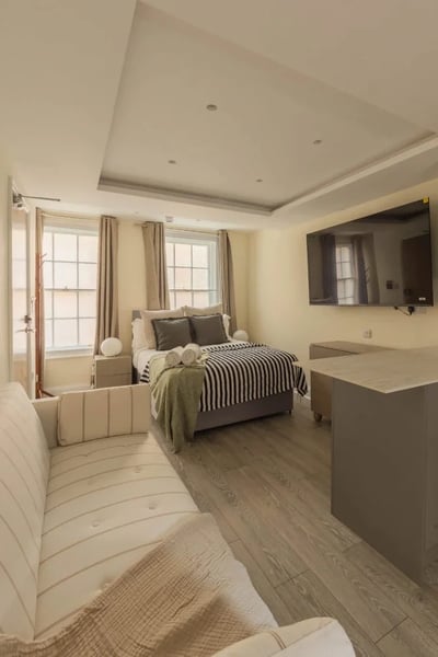 Flat Dering Street in City of Westminster