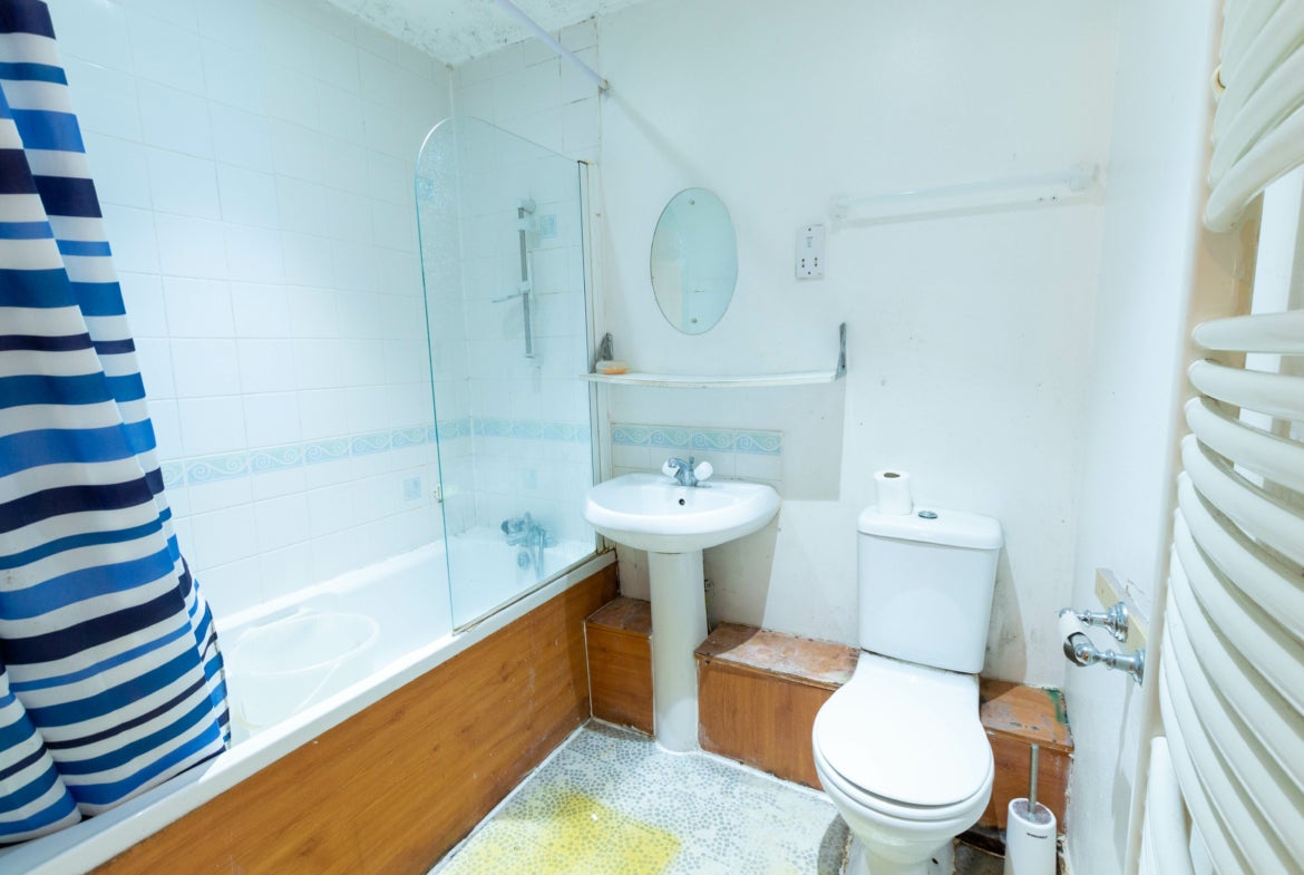 Flat Rookery Way in Greater London