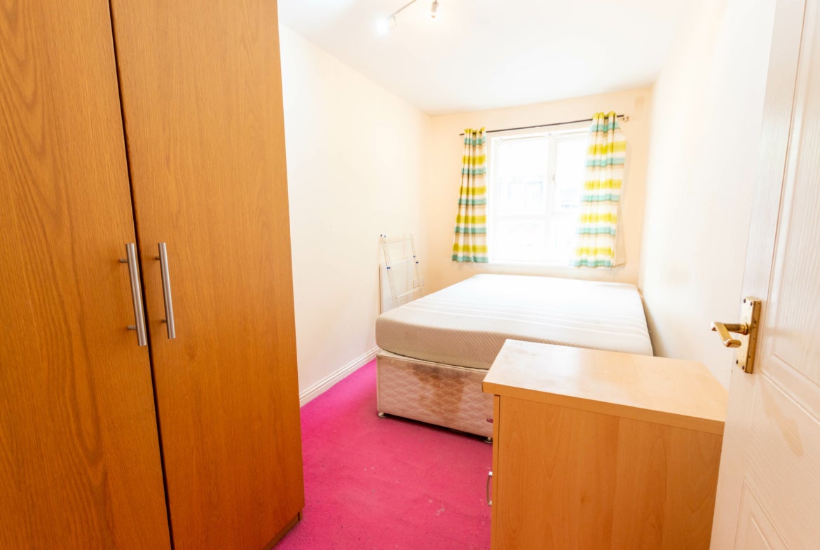 Flat Rookery Way in Greater London
