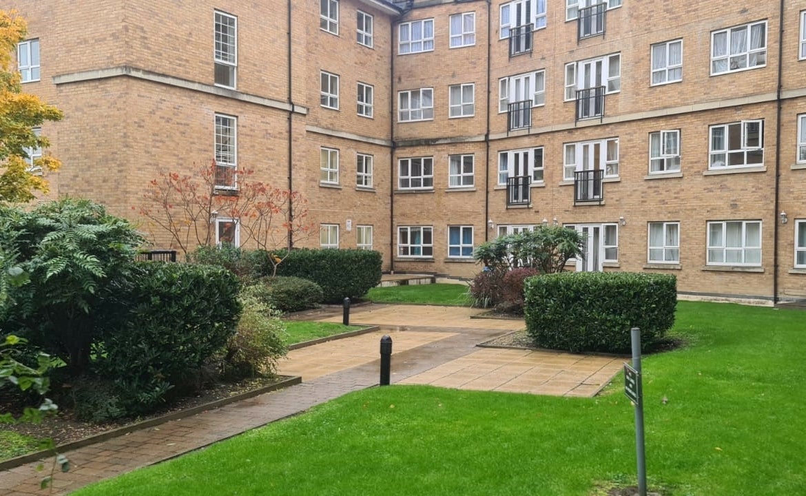Flat Rookery Way in Greater London