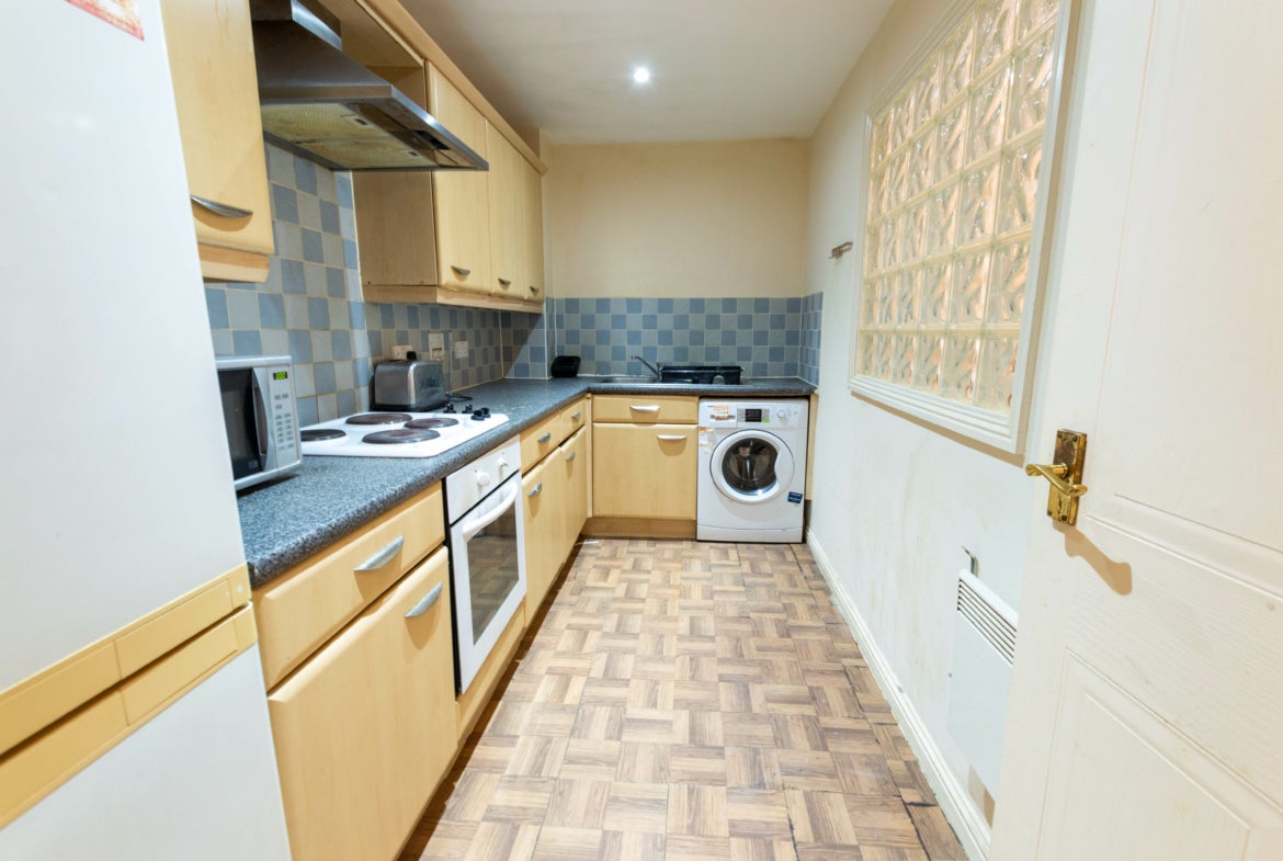 Flat Rookery Way in Greater London