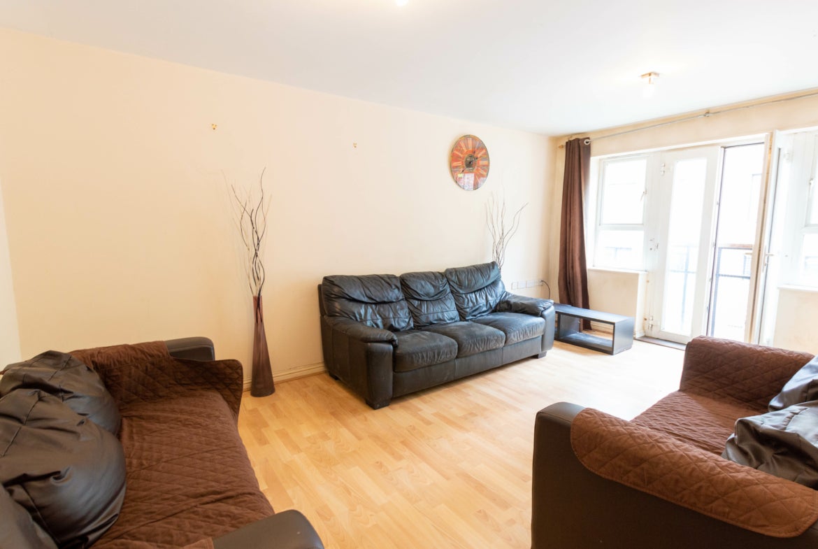 Flat Rookery Way in Greater London