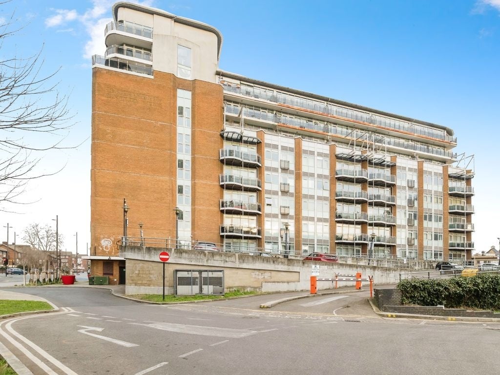 Flat Gerry Raffles Square in Greater London