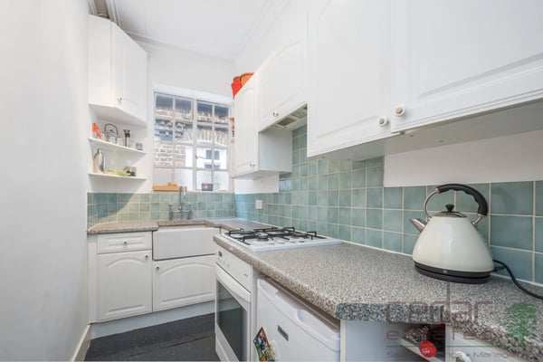 Flat Woodchurch Road in Greater London