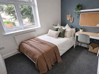 Room Staple Hill Road in Bristol