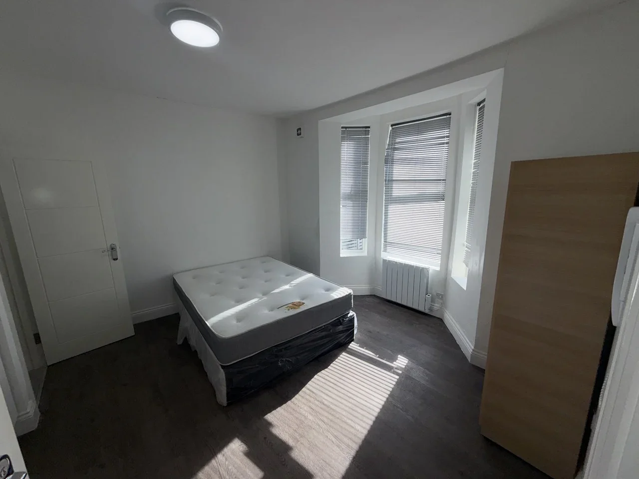 Flat Garratt Lane in Greater London