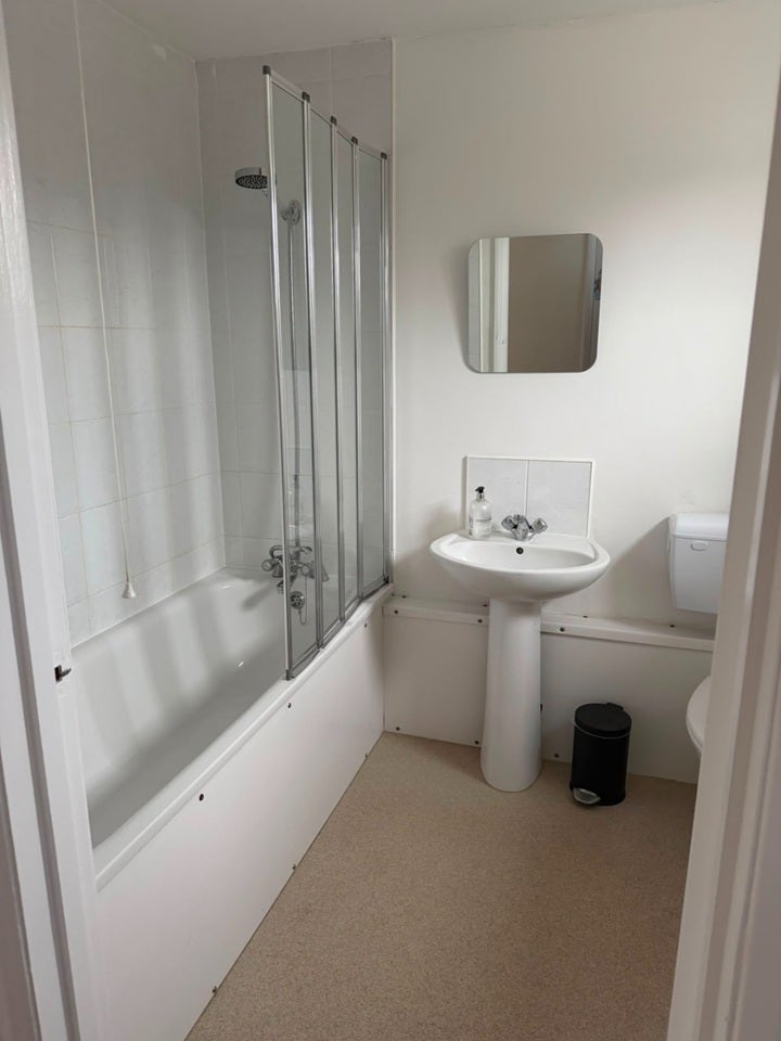 Flat Orchard Lane in Elmbridge