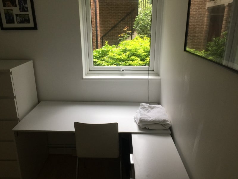 Flat Hall Court in Greater London