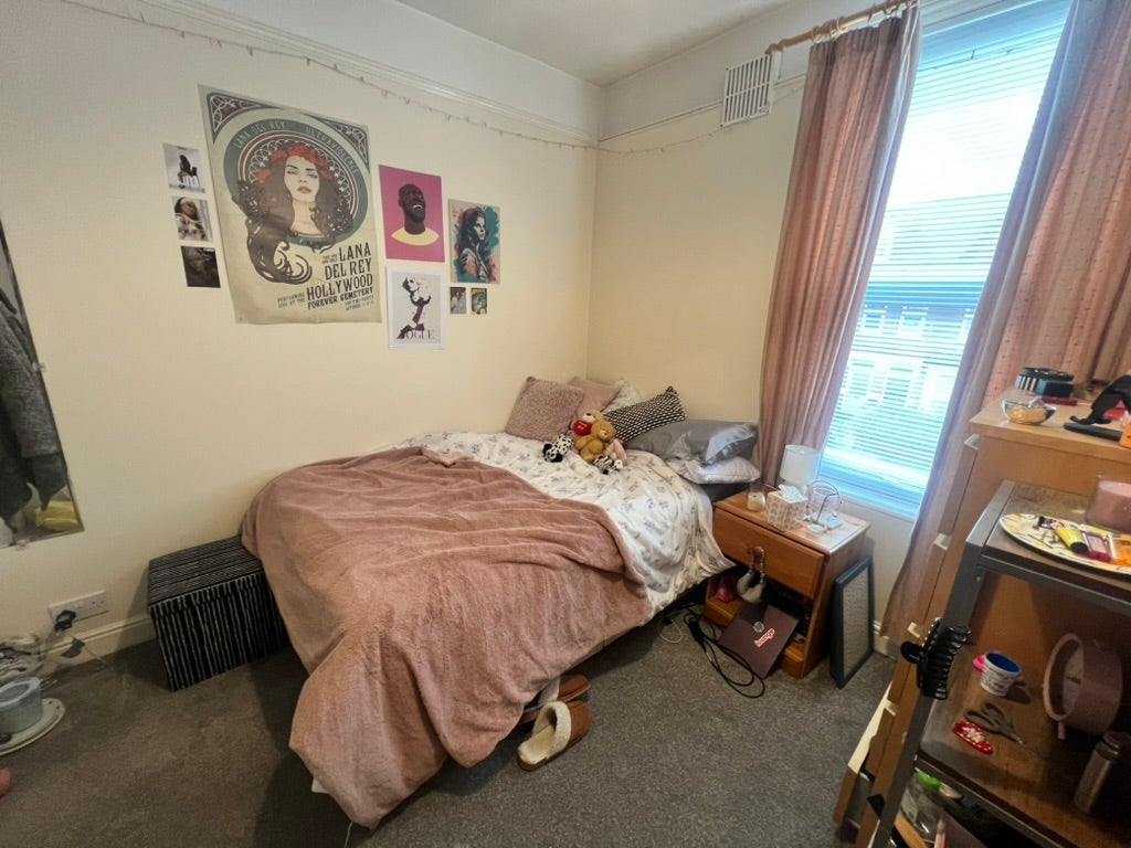 Flat Estcourt Terrace in Leeds