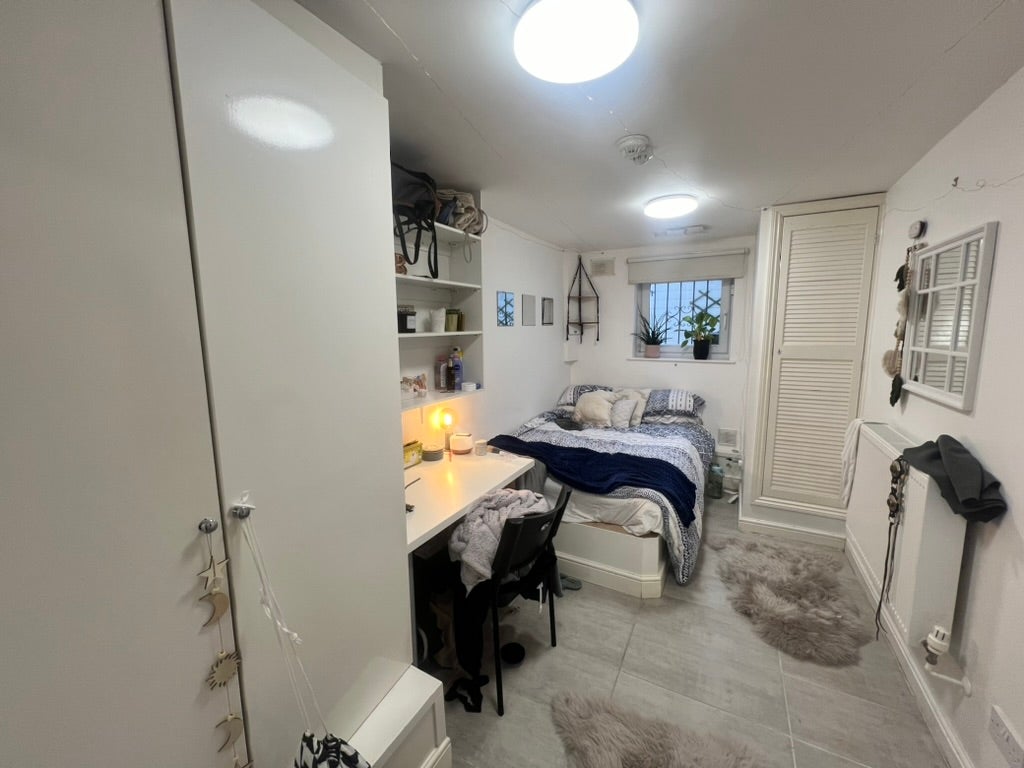 Flat Estcourt Terrace in Leeds