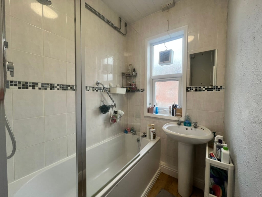 Flat Estcourt Terrace in Leeds