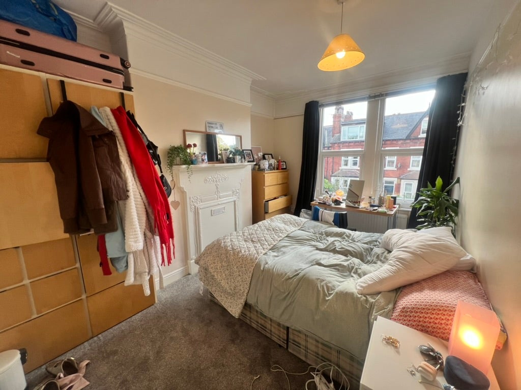 Flat Estcourt Terrace in Leeds