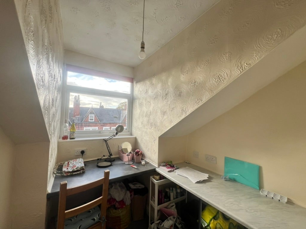 Flat Estcourt Terrace in Leeds