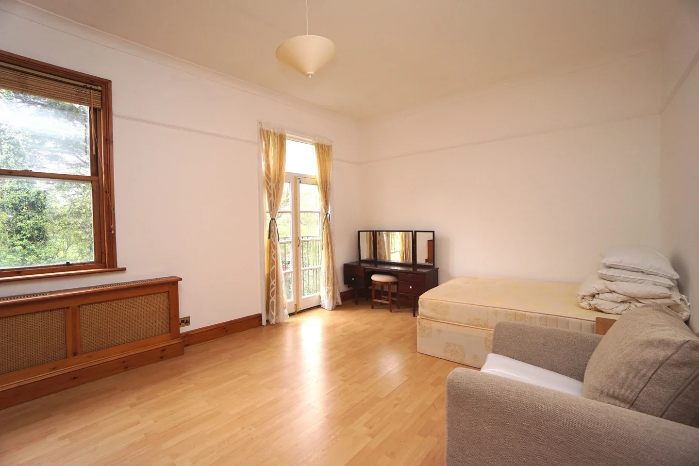Flat Wray Crescent in Greater London