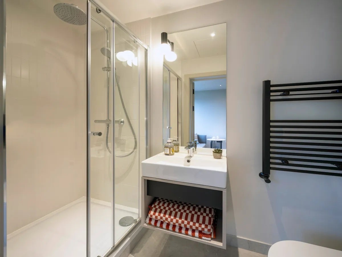 Flat Augustus Road in Greater London