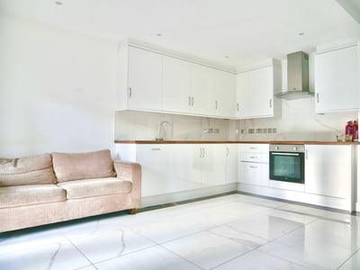 House Lancaster Drive in Greater London