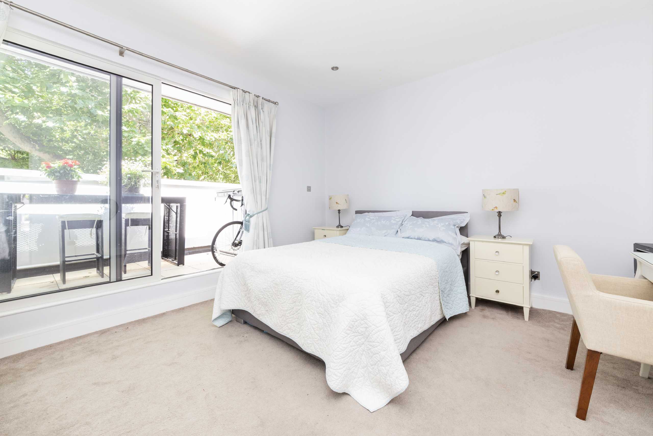 Flat Scandrett Street in Greater London