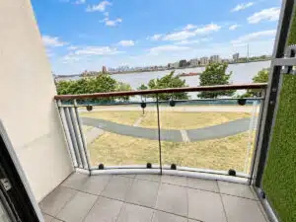 Flat Miles Close in Greater London