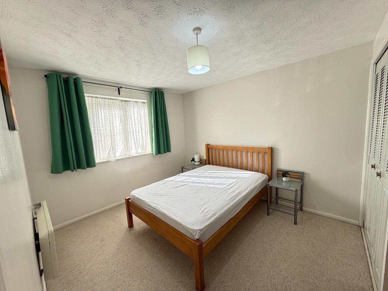 Flat Vicars Bridge Close in Greater London