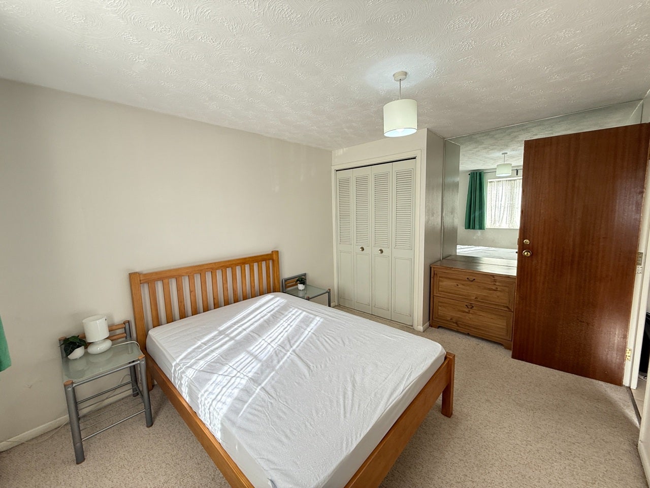 Flat Vicars Bridge Close in Greater London