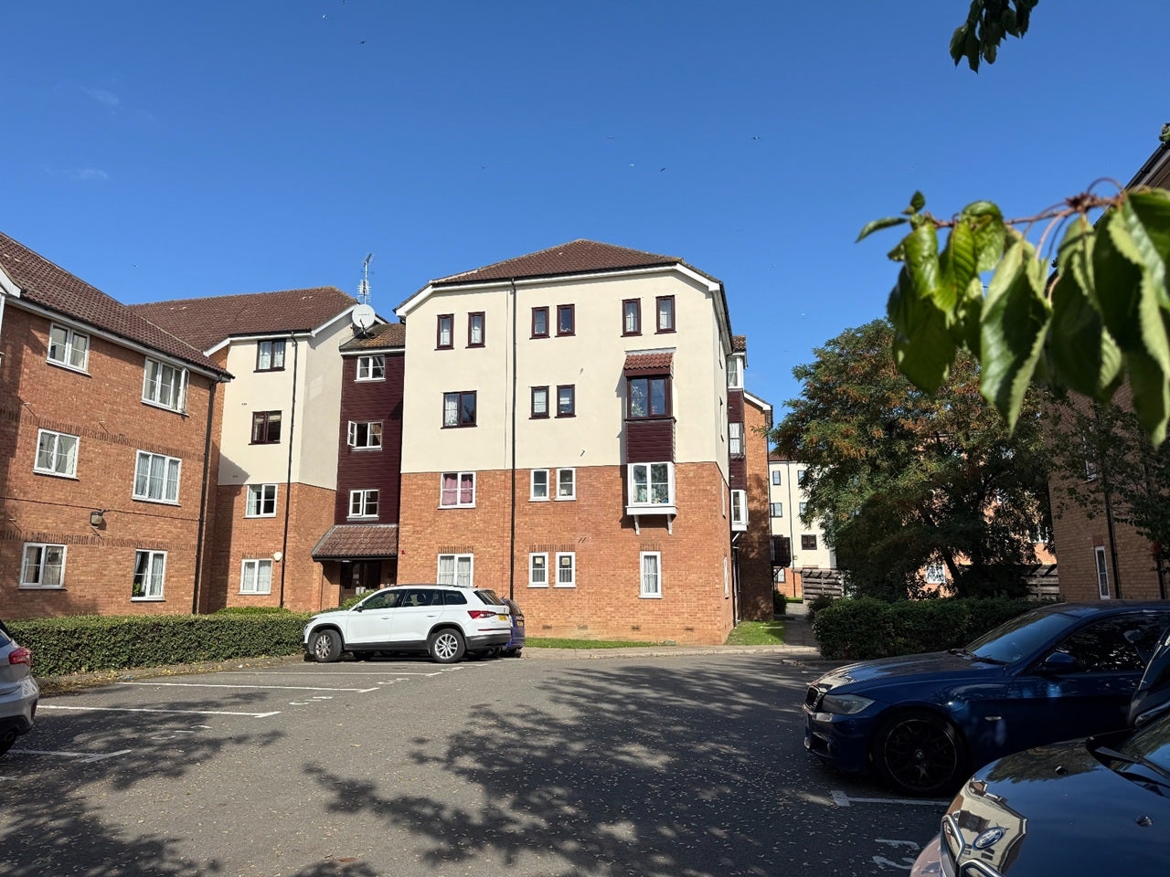 Flat Vicars Bridge Close in Greater London
