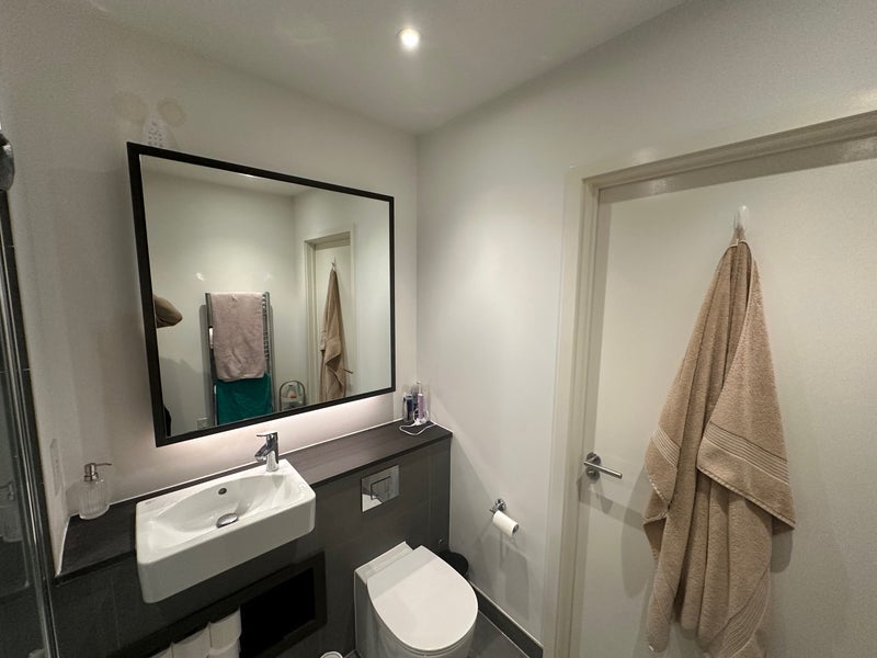 Flat Neagle Lane in Greater London
