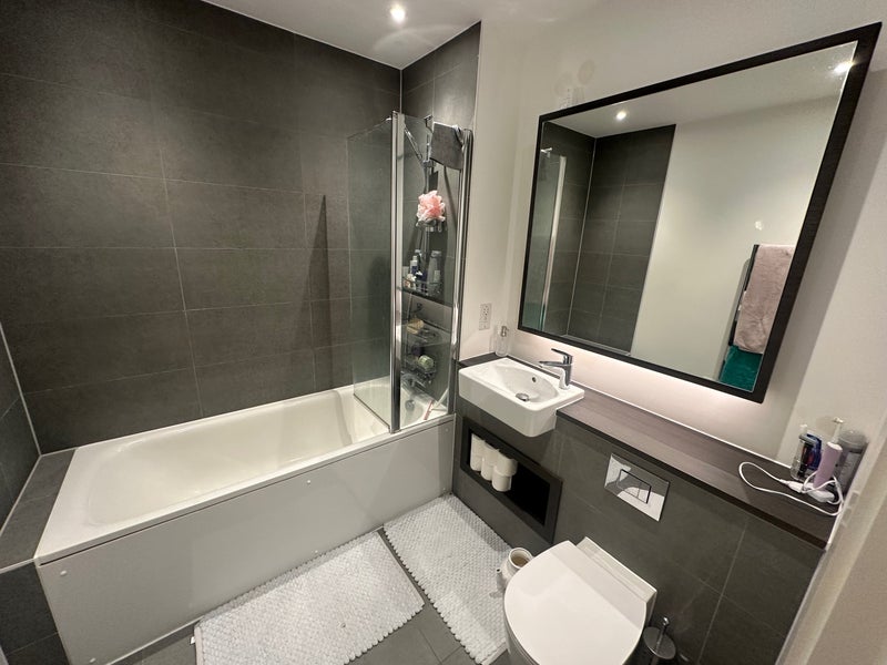 Flat Neagle Lane in Greater London