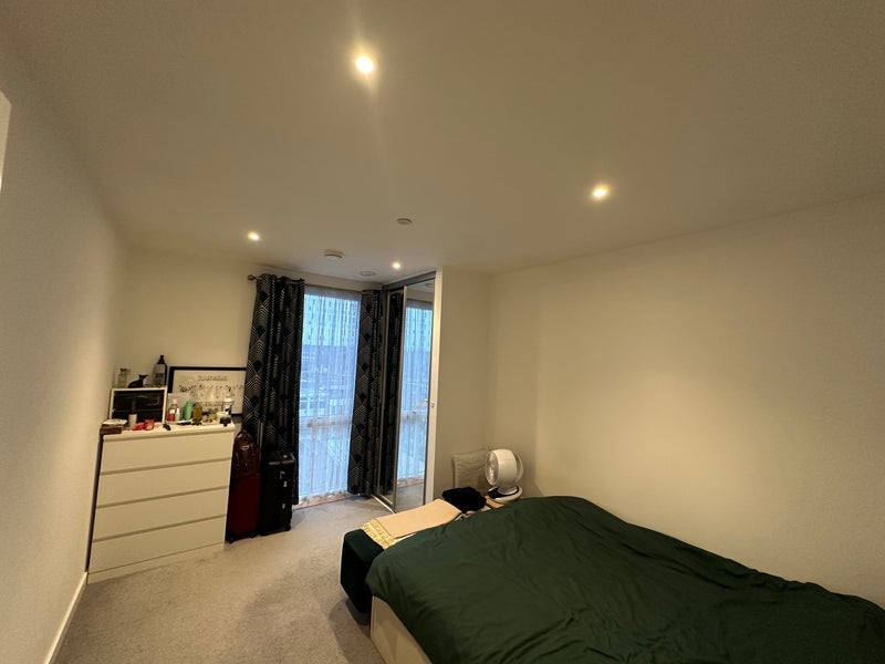 Flat Neagle Lane in Greater London