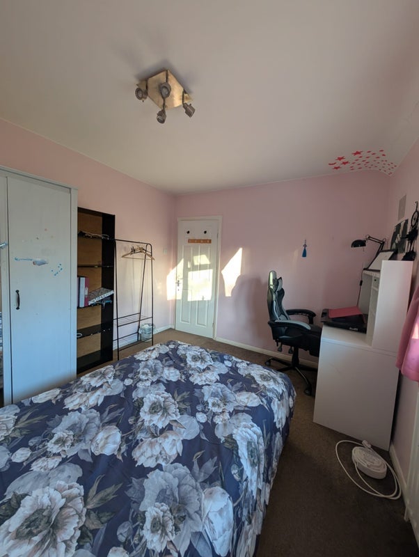 Room Burrfield Drive in Greater London