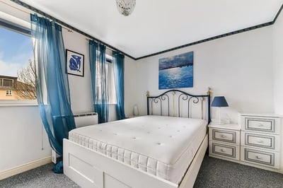 Flat Ferguson Close in Greater London